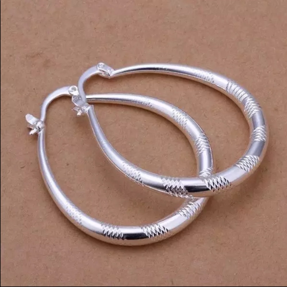 New Special 925 Silver Dainty Carved Earrings - Picture 4 of 4